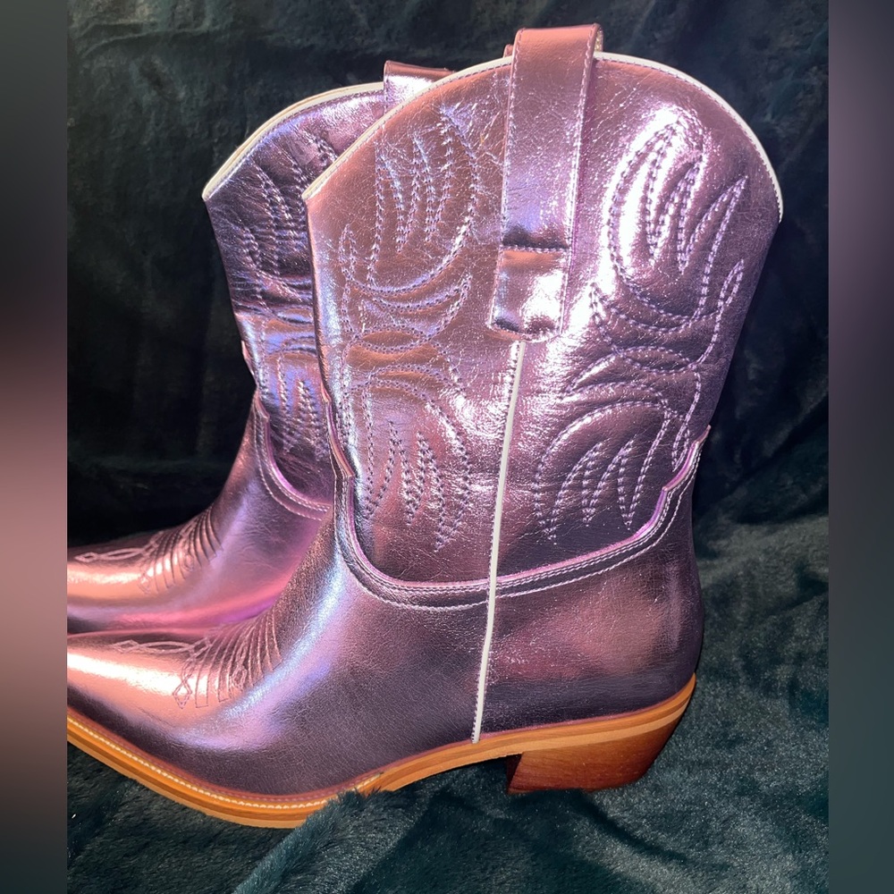 NEW!! never worn, purple metallic ankle boots with short brown heel!
brand expos